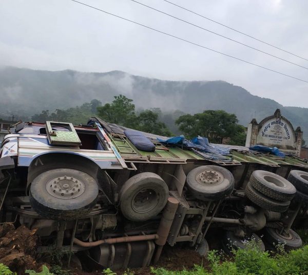 तनहुँको म्याग्दे गाउँपालिका-१ गुणादीमा दुर्घटनाग्रस्त ट्रक । तस्वीर : खबरपुञ्ज